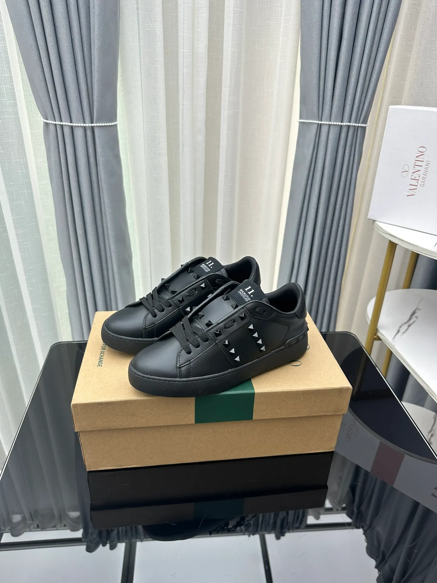 👟👟Ex-factory price 480👟👟 Women's shoes Women's clothing Valentino Valentino GARAVANI O👟👟Ex-factory price EN DISCO Rivets Thick soles Casual sneakers Increased height White shoes Original purchase and development Production V family classic series Willow nail white shoes Hot sale at the counter Brand new Huge 6.5cm platform thick sole with original classic series A perfect favorite for short people. Comes with exquisite packaging at the counter🛍📦 ▪️ Fabric: Original custom imported calfskin ▪️ Lining: Imported custom soft cowhide lining ▪️ Sole: Original molded ultra-light rubber foam material ▪️ Sole thickness: 6.5 ▪️ Size: Women's 35-45 (45 is custom-made and cannot be returned or exchanged)